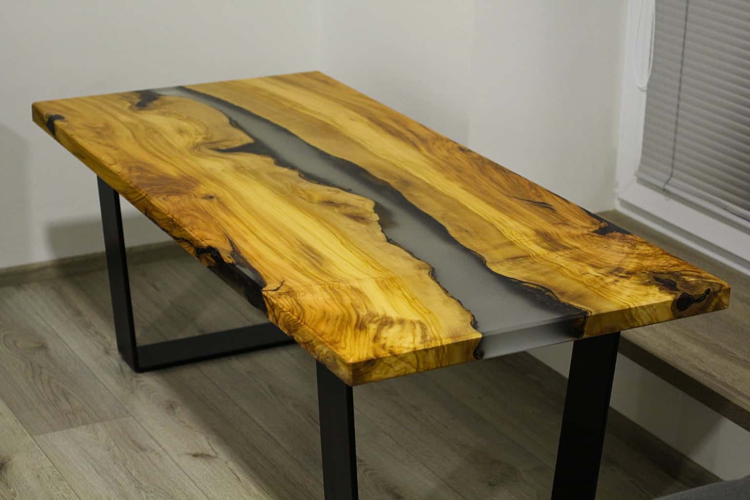 nábytek z masivního dřeva a pryskyřice Rustik Design